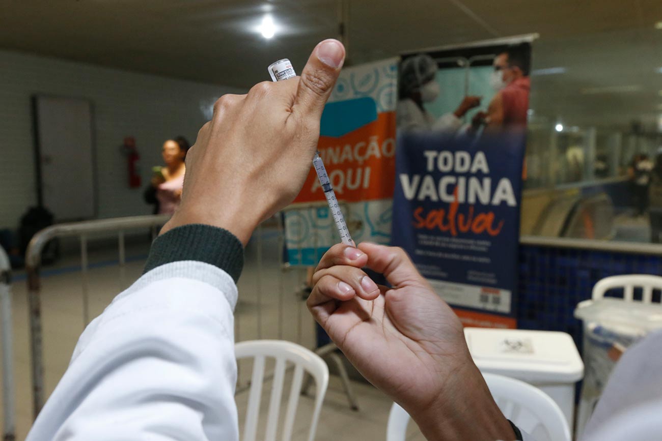 Vacinação contra COVID aumenta em 22,5% incidência de Alzheimer, revela estudo